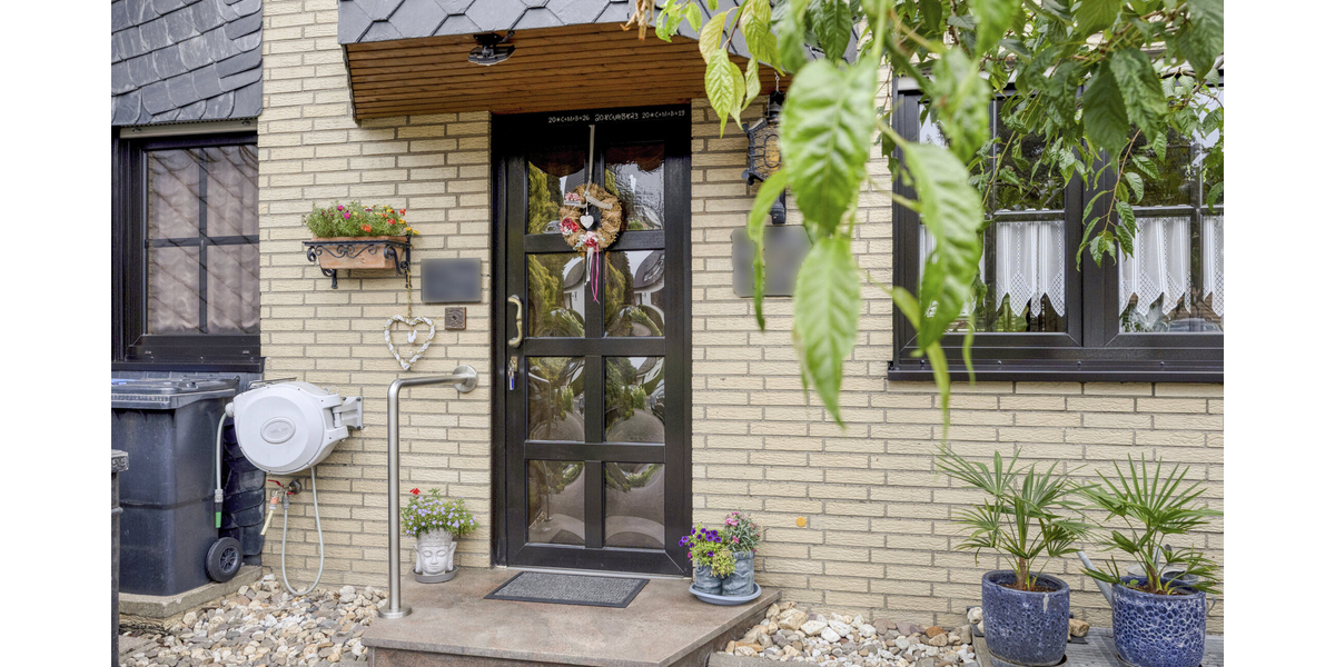 Top gepflegtes Reihenmittelhaus mit gemütlichem Garten, Terrasse und Garage in beliebter Wohnlage - Reihenmittelhaus Pulheim / Brauweiler Brauweiler | Angebot:27285366