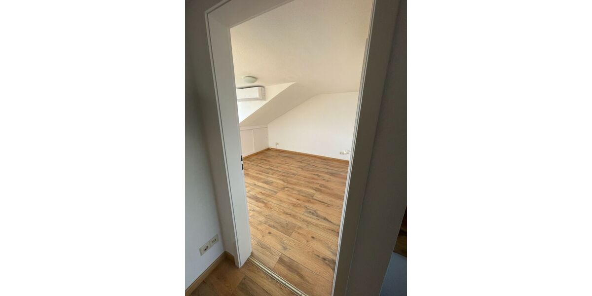Provisionsfrei* SOFORT FREI! Rhein-nah - 2-Zm Penthouse Oberkassel - renoviert, Klimaanlage Einbauküche 55m² - Einfamilienhaus Düsseldorf Oberkassel | Angebot:25926108