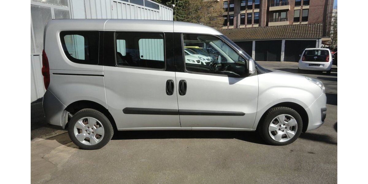 Opel Combo Edition 1,6 d Klima PDC SHZ AHK 5Sitzer 124.000 km 6.390 &euro; Neuss 41462