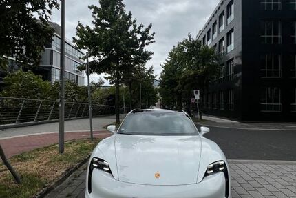 Porsche Taycan 15.000 km 68.700 &euro; Düsseldorf 40211