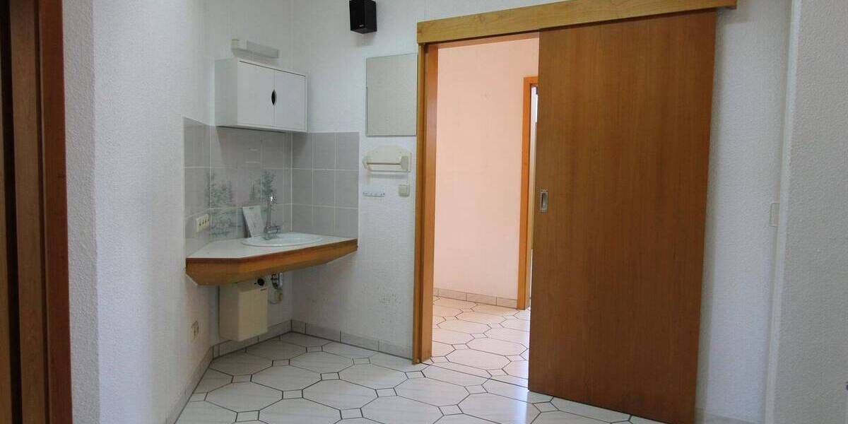 Gewerbeobjekt Krefeld Stadtmitte - 9 Zimmer, 187 m&sup2;, 1.300&euro; | Angebot:25997649