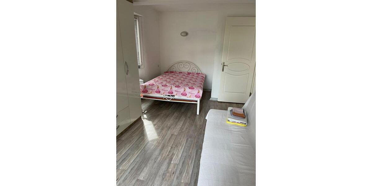 Etagenwohnung Grevenbroich - 6 Zimmer, 100 m&sup2;, 130&euro; | Angebot:26642921