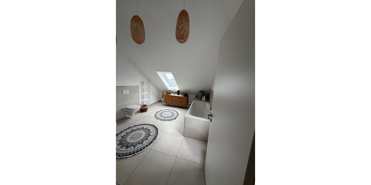 Dachgeschoßwohnung Krefeld Gellep-Stratum - 3.5 Zimmer, 115 m&sup2;, 1.900&euro; | Angebot:25205244