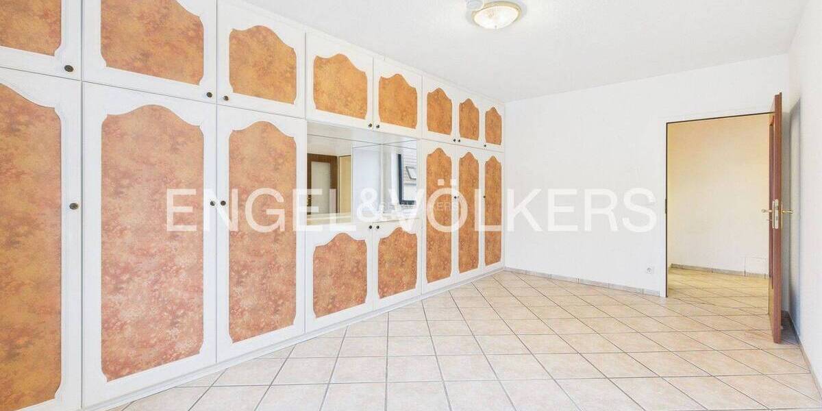 Etagenwohnung Krefeld Cracau - 3 Zimmer, 135 m&sup2;, 215.000&euro; | Angebot:26129409