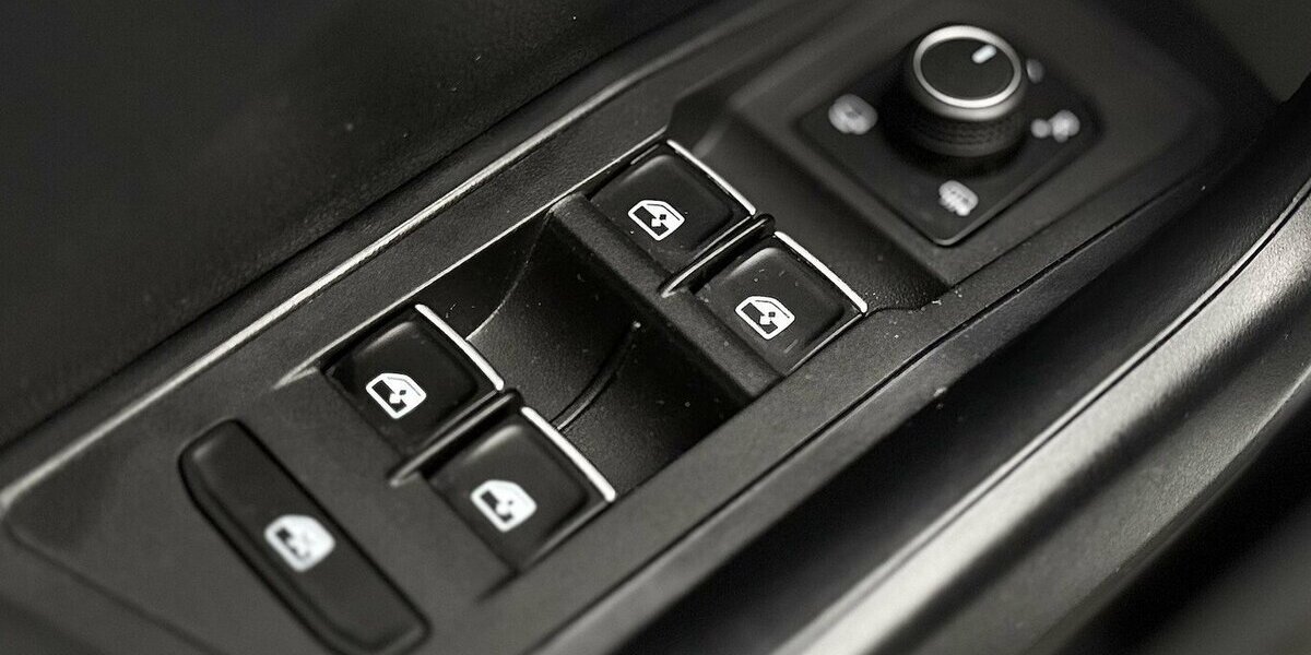 VW T-Roc R-line / Pano / 1. Hd / Kamera / AHK 93.000 km 22.890 &euro; Mönchengladbach 41066