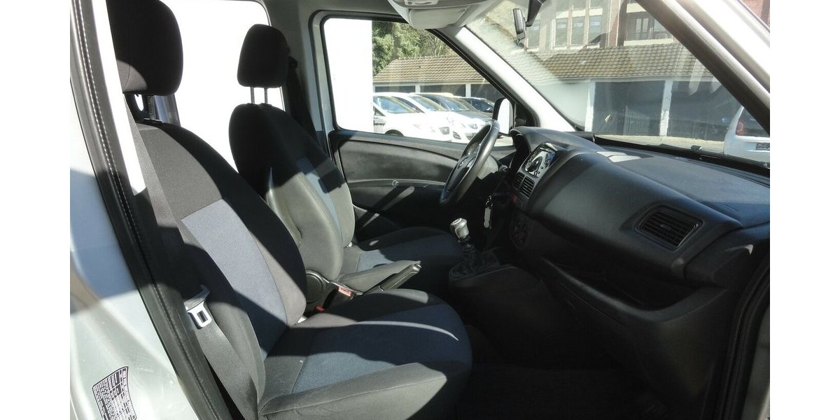 Opel Combo Edition 1,6 d Klima PDC SHZ AHK 5Sitzer 124.000 km 6.390 &euro; Neuss 41462