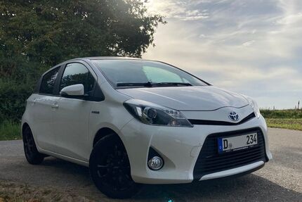 Toyota Yaris 111.076 km 10.200 &euro; Düsseldorf 40225