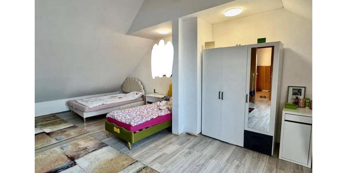 Reihenhaus Grevenbroich Neuenhausen - 8 Zimmer, 180 m&sup2;, 275.000&euro; | Angebot:26227521